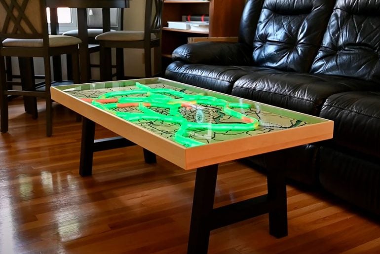 Inventor transforma mesa de centro em um mapa inteligente que mostra o trânsito em tempo real com LEDs