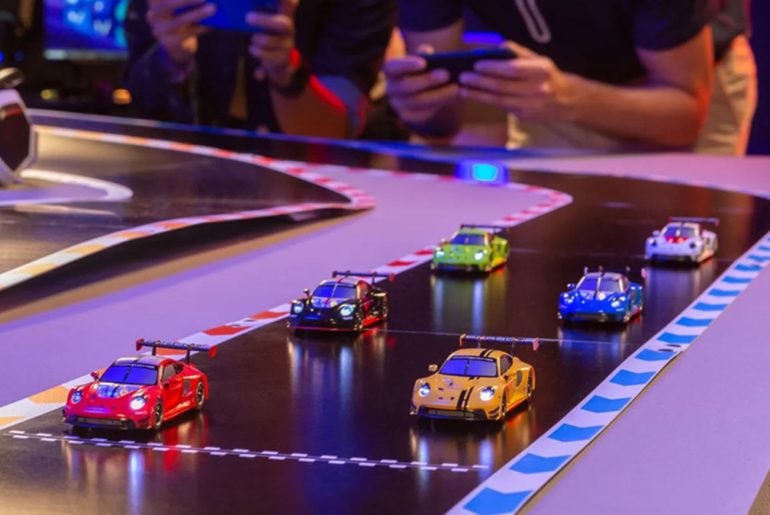Carrera Hybrid reinventa as corridas de autorama com tecnologia de smartphone