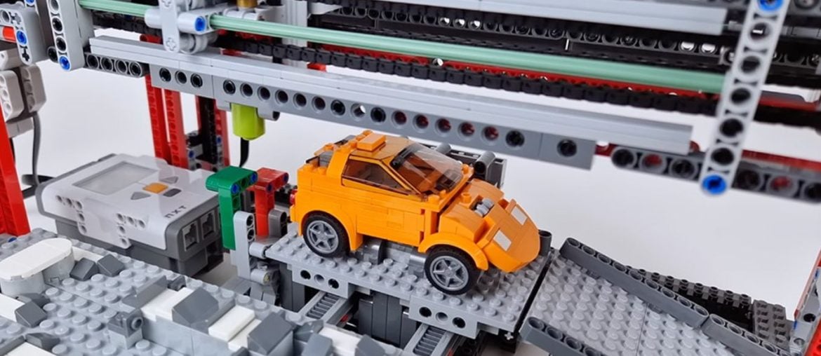 Fábrica automática monta carros de LEGO sozinha com precisão impressionante