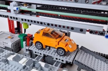 Fábrica automática monta carros de LEGO sozinha com precisão impressionante