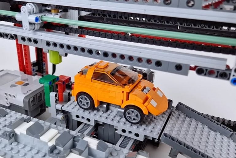 Fábrica automática monta carros de LEGO sozinha com precisão impressionante
