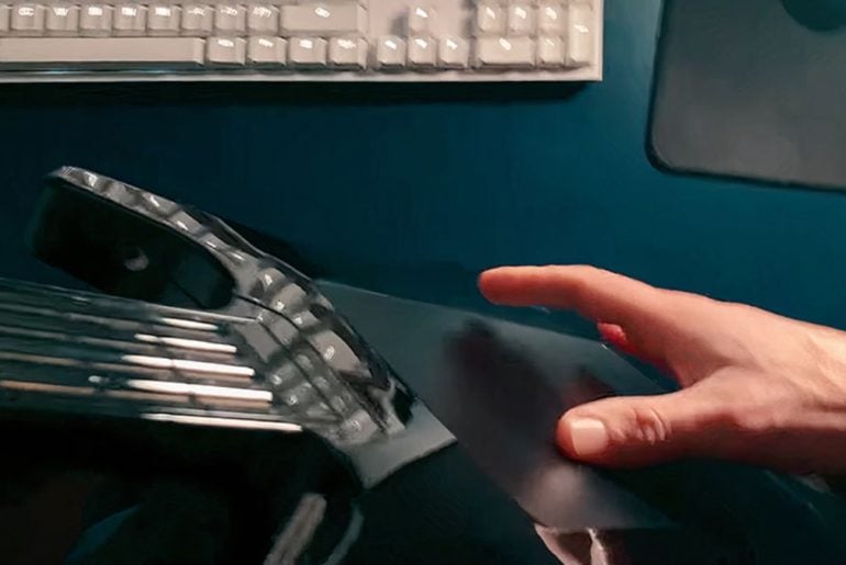 Guitarra sem cordas dá toque futurista ao conhecido instrumento