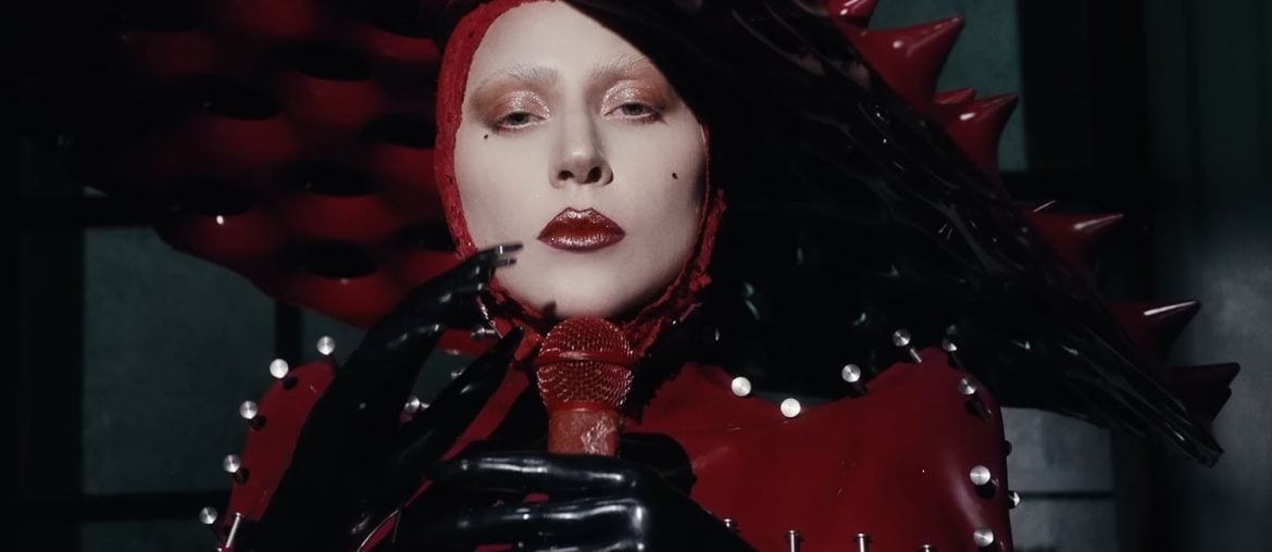 Tim Burton elogia Lady Gaga em Wandinha e diz que quer trabalhar com ela de novo