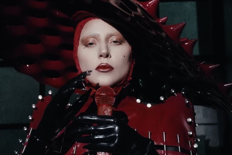 Tim Burton elogia Lady Gaga em Wandinha e diz que quer trabalhar com ela de novo