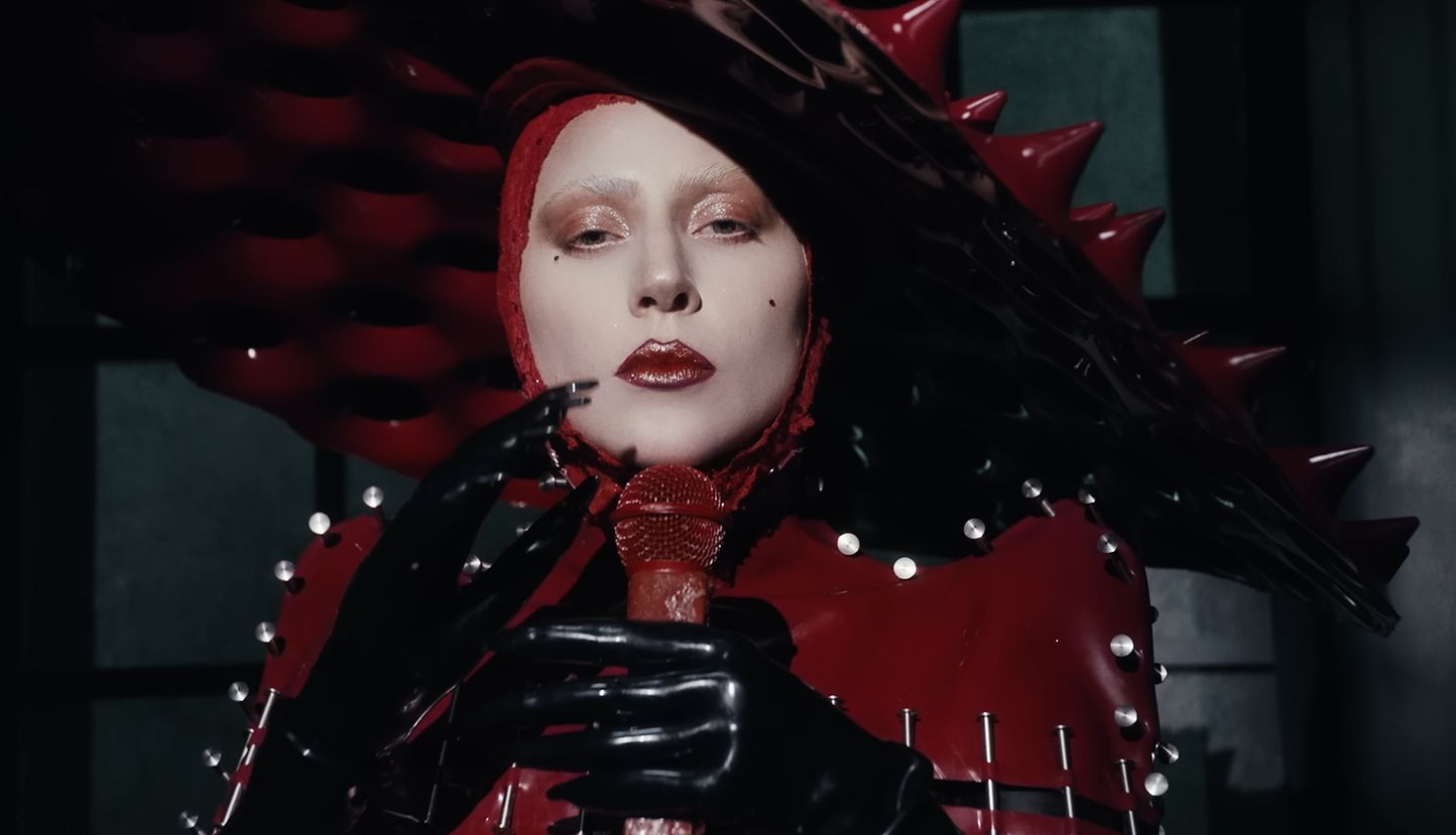 Tim Burton elogia Lady Gaga em Wandinha e diz que quer trabalhar com ela de novo