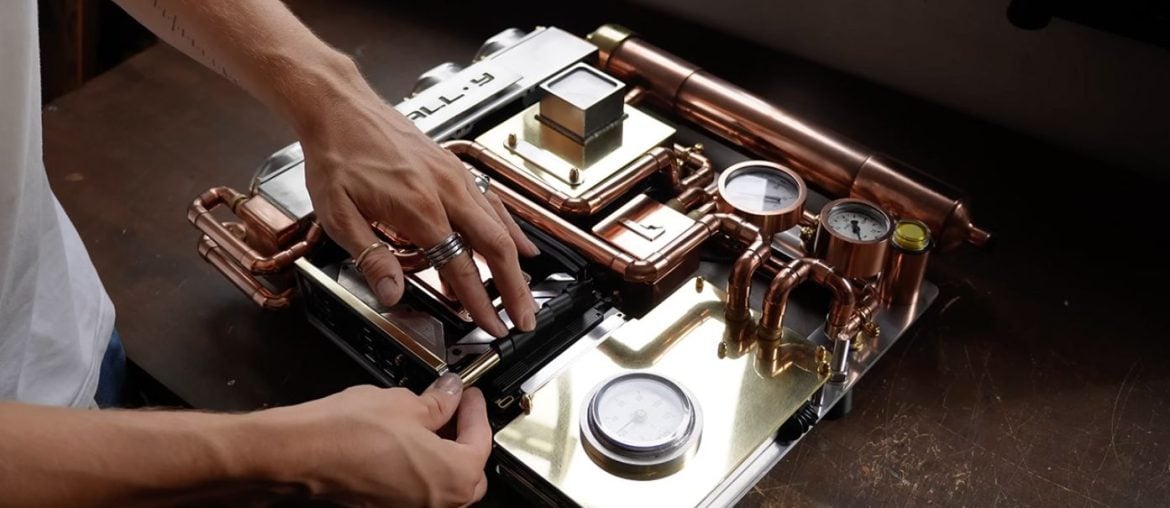 PC Steampunk com refrigeração a água parece máquina do tempo vitoriana
