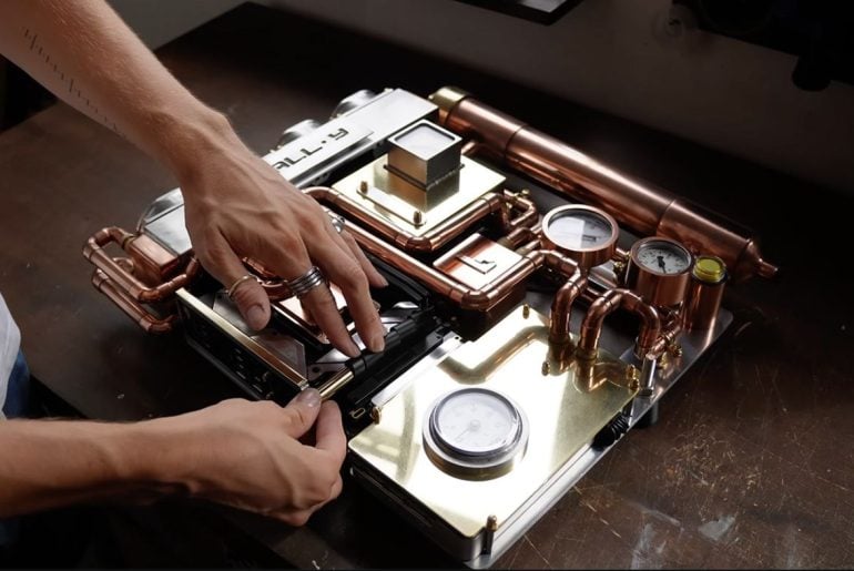 PC Steampunk com refrigeração a água parece máquina do tempo vitoriana