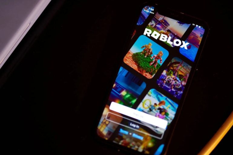 Banimento de YouTuber que caçava predadores no Roblox gera revolta entre gamers