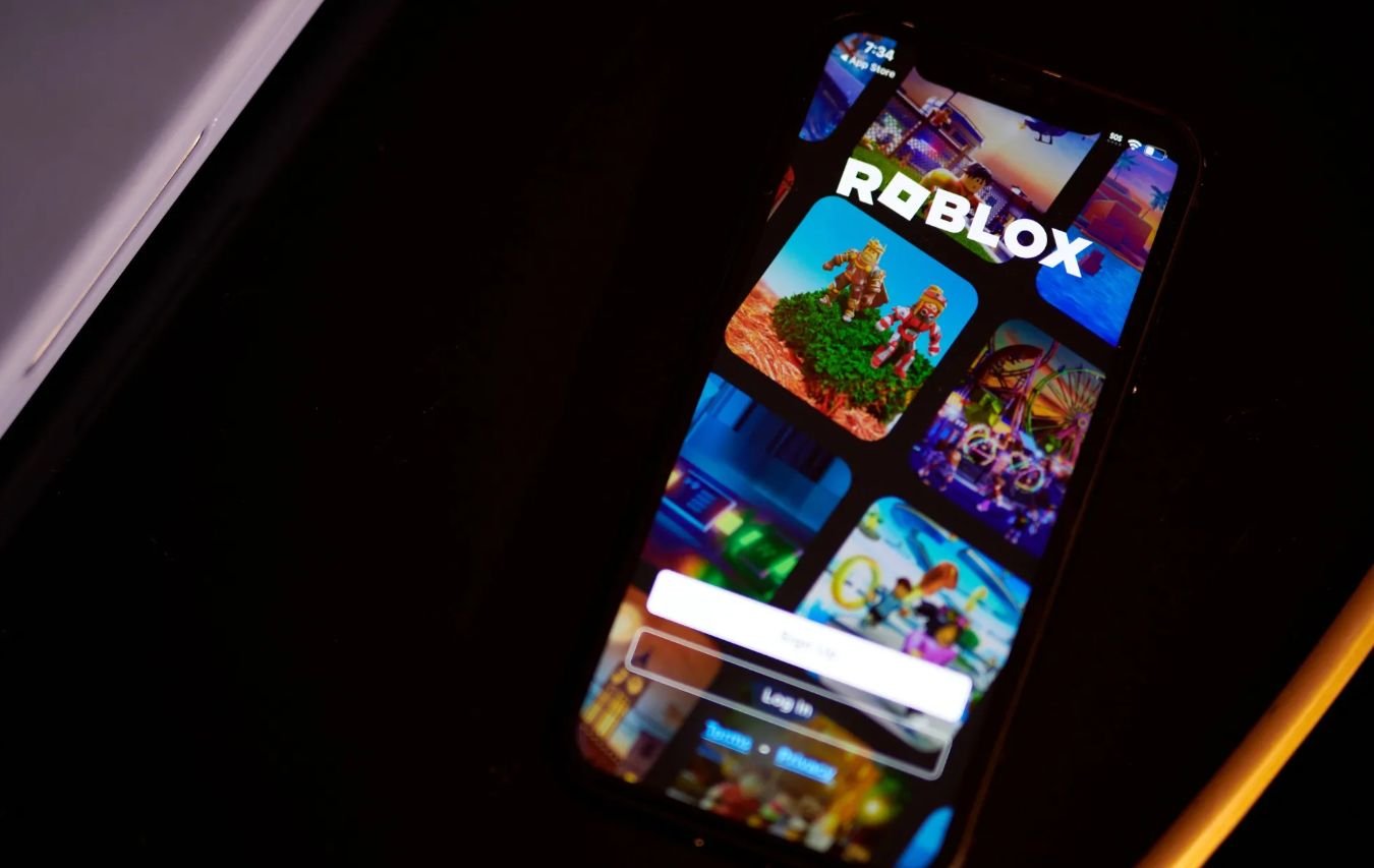 Banimento de YouTuber que caçava predadores no Roblox gera revolta entre gamers