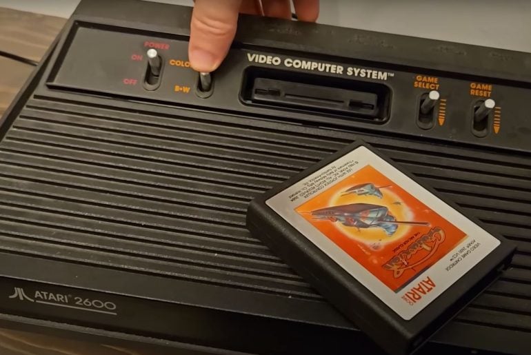 Vídeo resgata os sons do passado com brinquedos, gadgets e eletrônicos retrô
