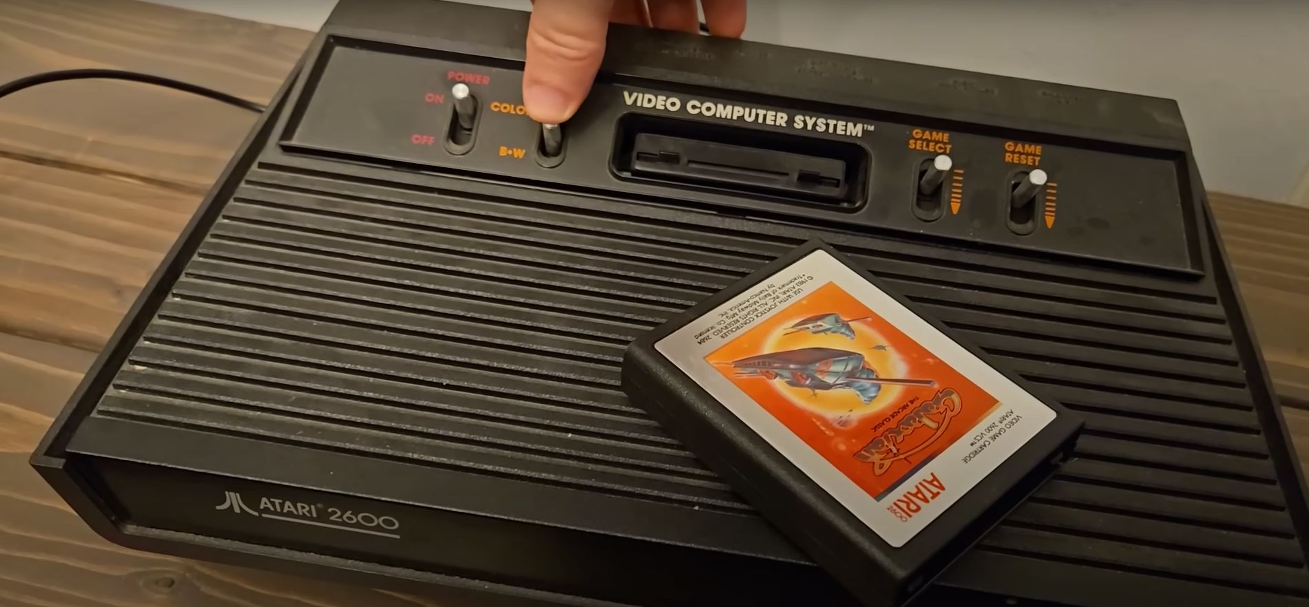 Vídeo resgata os sons do passado com brinquedos, gadgets e eletrônicos retrô