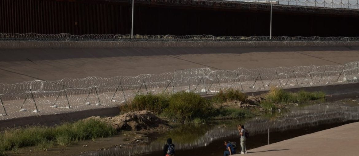 EUA pintam muro da fronteira de preto para aumentar calor e dificultar escaladas