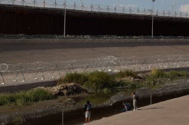 EUA pintam muro da fronteira de preto para aumentar calor e dificultar escaladas