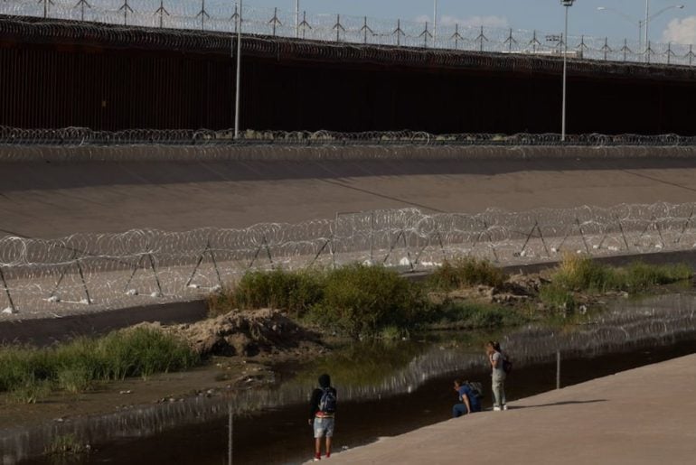 EUA pintam muro da fronteira de preto para aumentar calor e dificultar escaladas
