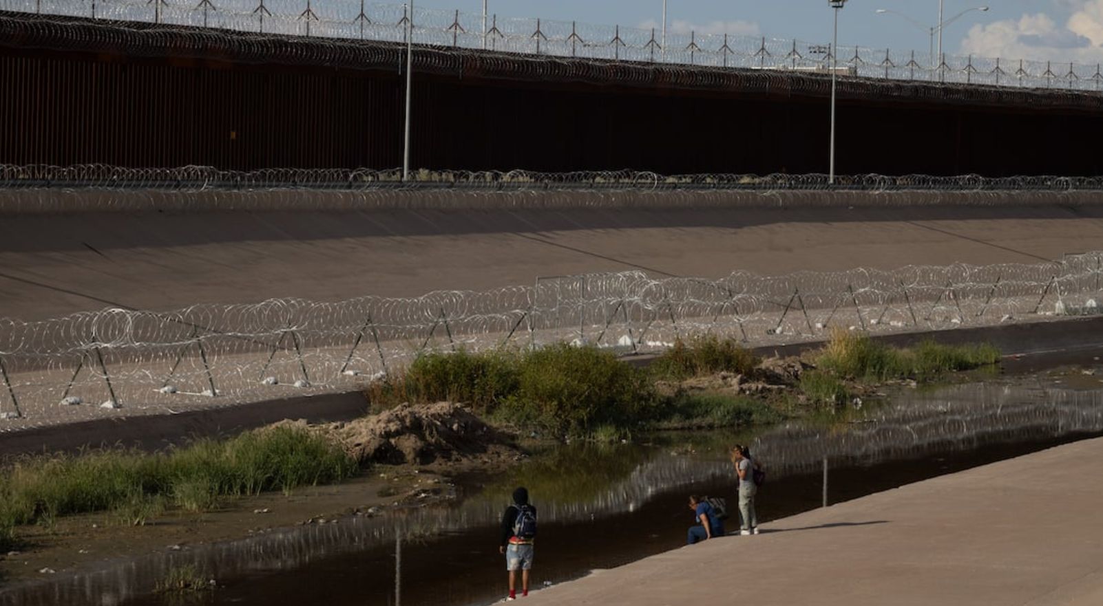 EUA pintam muro da fronteira de preto para aumentar calor e dificultar escaladas