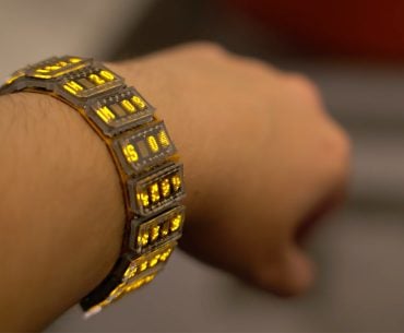 Relógio futurista brilha com LEDs retrô e pulseira de circuito flexível