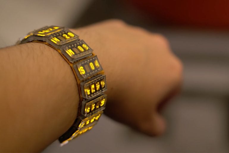 Relógio futurista brilha com LEDs retrô e pulseira de circuito flexível