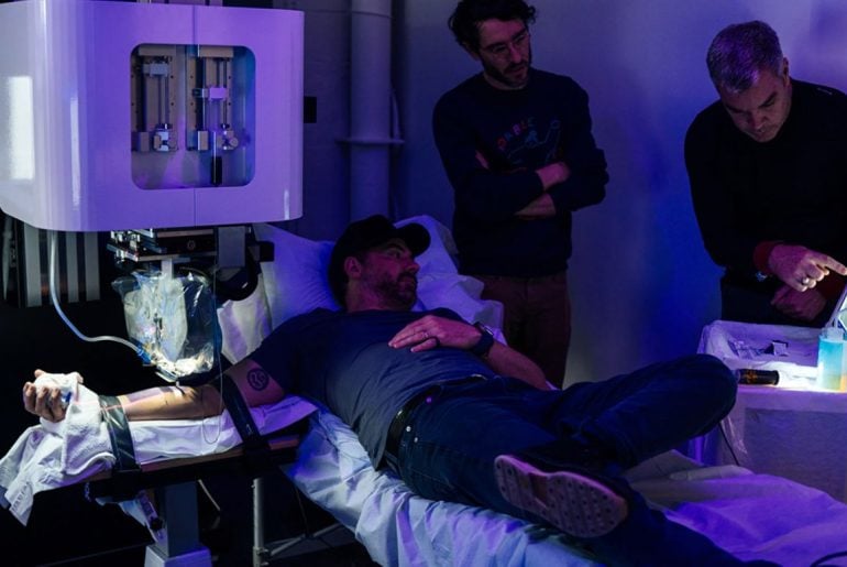 Robô tatuador rouba a cena em estúdio de tattoo
