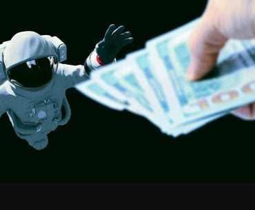 Idosa envia R$ 35 mil para ‘astronauta preso no espaço’ em golpe de amor virtual