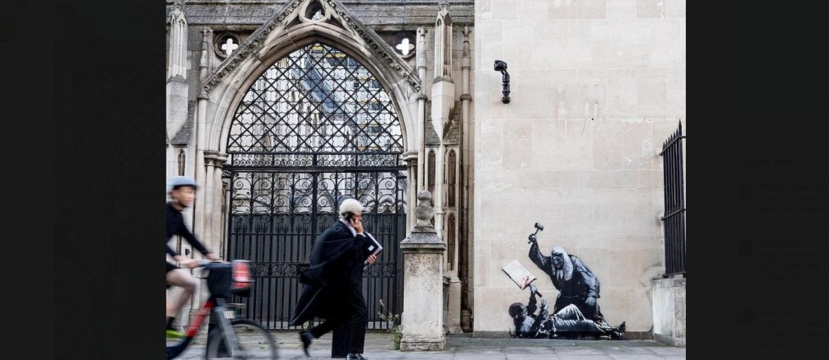 Banksy ataca novamente: nova obra protesta em frente ao tribunal de Londres