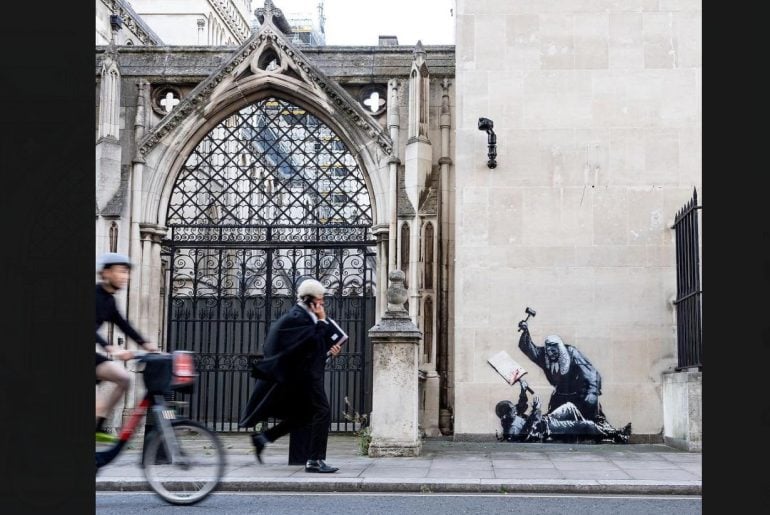 Banksy ataca novamente: nova obra protesta em frente ao tribunal de Londres