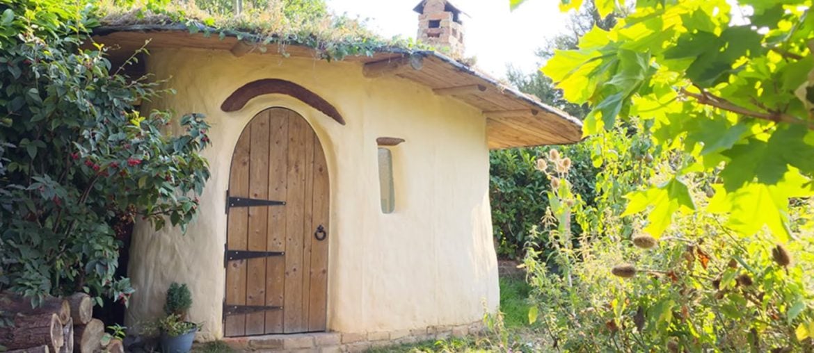 Inventor constrói casa de Hobbit funcional por menos de R$ 25 Mil