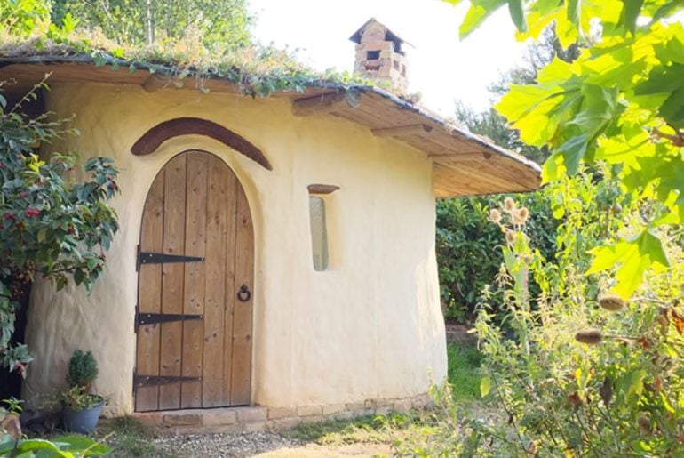 Inventor constrói casa de Hobbit funcional por menos de R$ 25 Mil