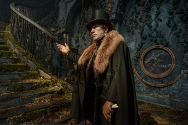 Christoph Waltz ataca CGI e elogia efeitos práticos de Frankenstein de Guillermo del Toro