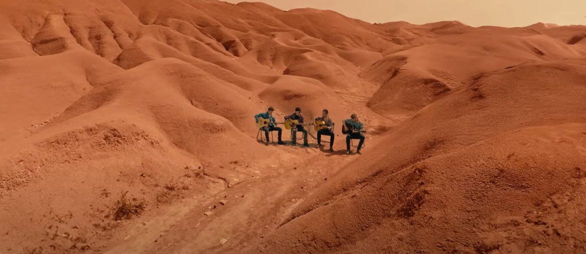 Quarteto de guitarristas toca Life on Mars, de David Bowie, no deserto