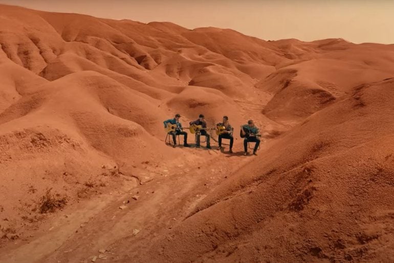 Quarteto de guitarristas toca Life on Mars, de David Bowie, no deserto