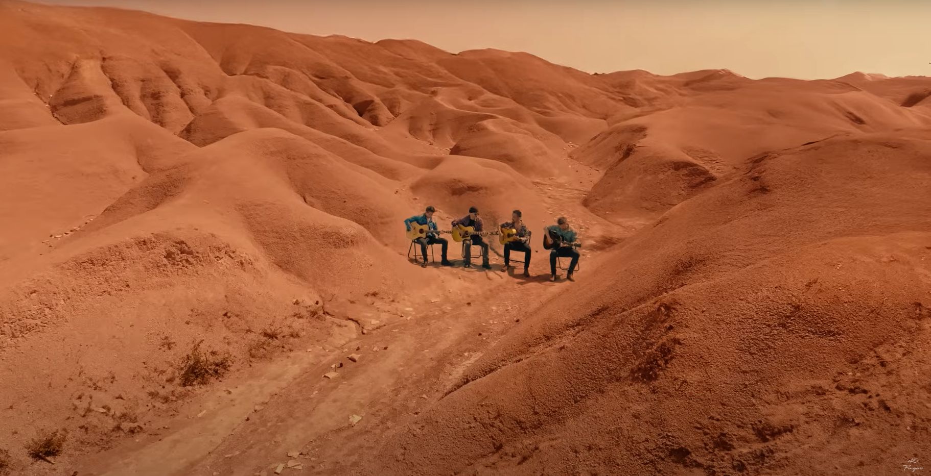 Quarteto de guitarristas toca Life on Mars, de David Bowie, no deserto