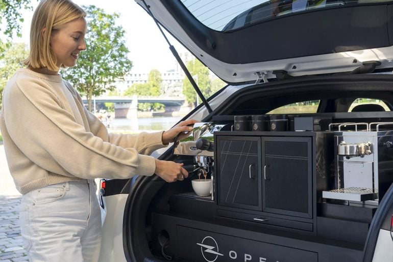 Opel Cria Versão do Mokka Elétrico com Máquina de Café Integrada no Porta-Malas