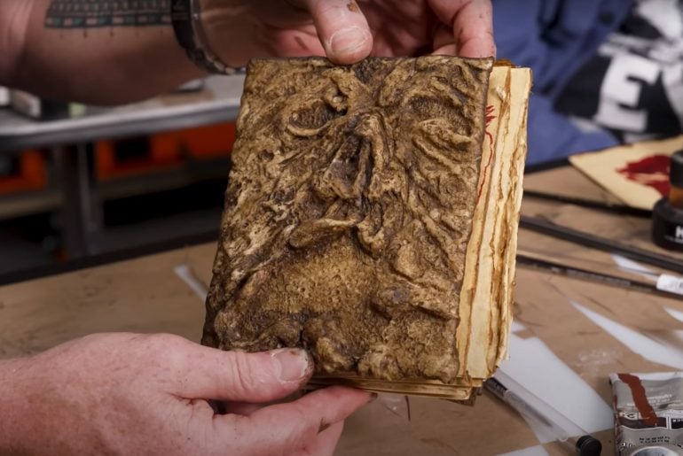 Adam Savage recria o Necronomicon de Evil Dead com ajuda do criador original