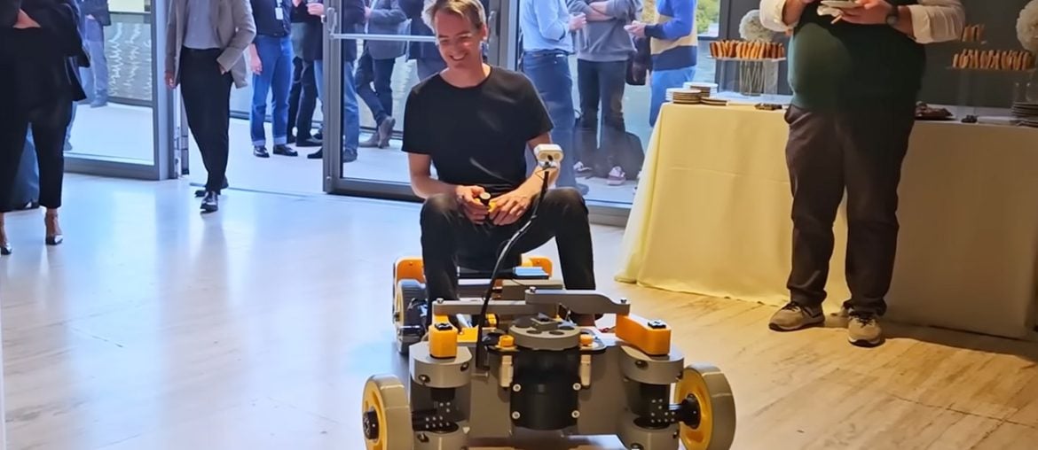 Inventor cria carro controlado pelo rosto com Arduino UNO Q e design de LEGO gigante