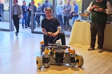 Inventor cria carro controlado pelo rosto com Arduino UNO Q e design de LEGO gigante