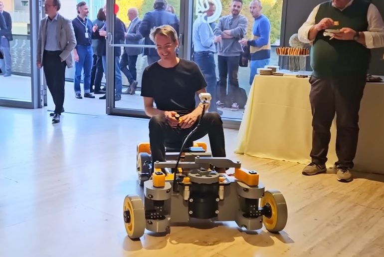Inventor cria carro controlado pelo rosto com Arduino UNO Q e design de LEGO gigante