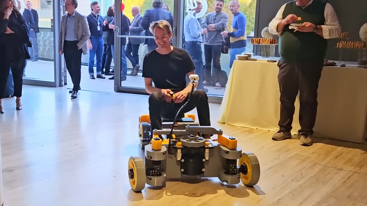 Inventor cria carro controlado pelo rosto com Arduino UNO Q e design de LEGO gigante