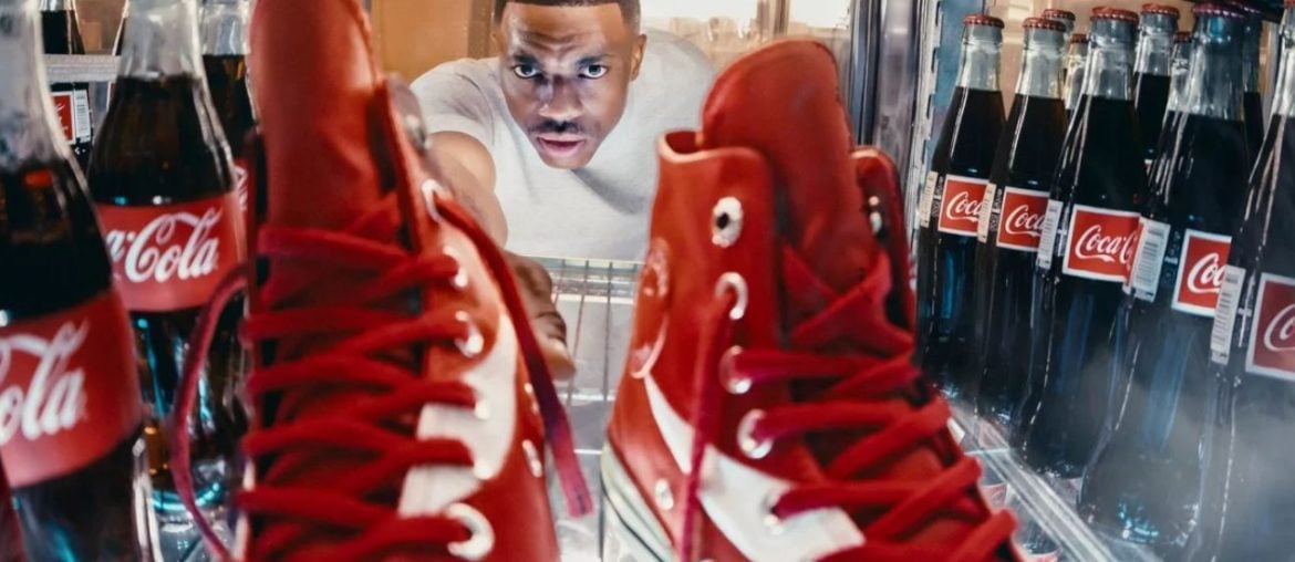 Coca-Cola e Converse lançam tênis inspirados no clássico refrigerante em colaboração nostálgica