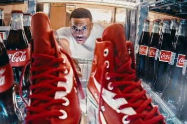 Coca-Cola e Converse lançam tênis inspirados no clássico refrigerante em colaboração nostálgica