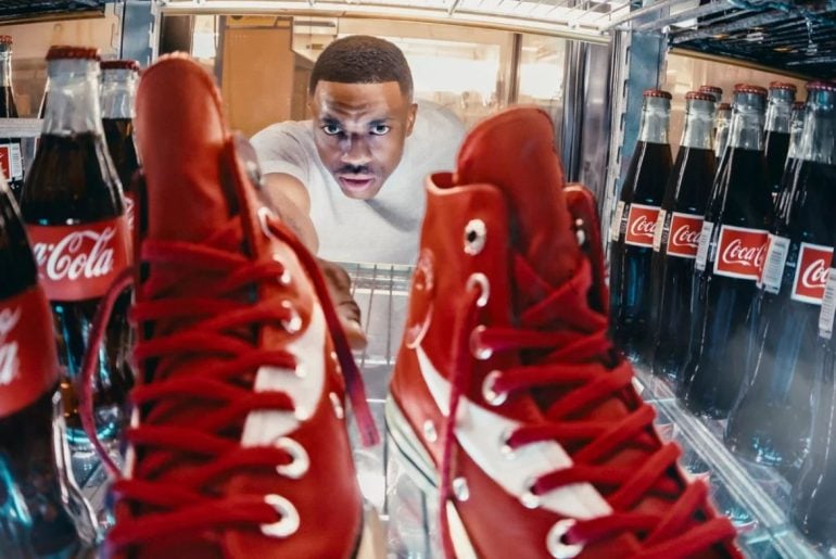 Coca-Cola e Converse lançam tênis inspirados no clássico refrigerante em colaboração nostálgica
