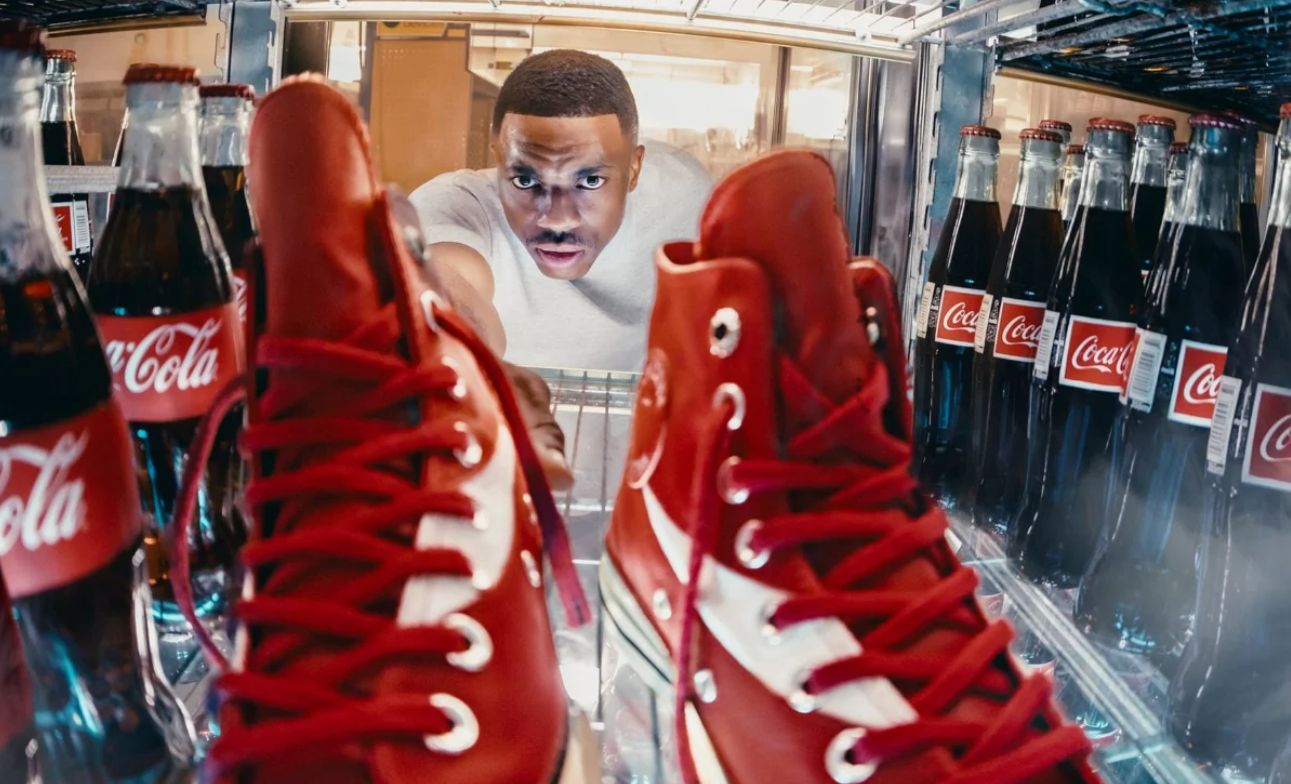 Coca-Cola e Converse lançam tênis inspirados no clássico refrigerante em colaboração nostálgica