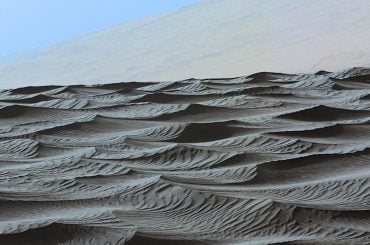Cientistas descobrem que dunas em Marte podem “cavar sozinhas” como minhocas espaciais
