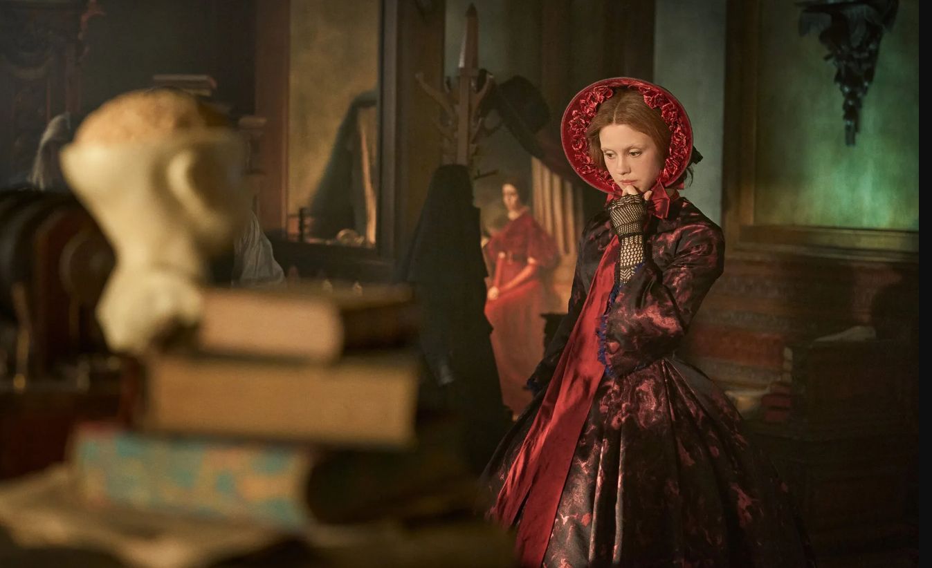 Mia Goth revela o medo e a emoção de atuar no Frankenstein de Guillermo del Toro