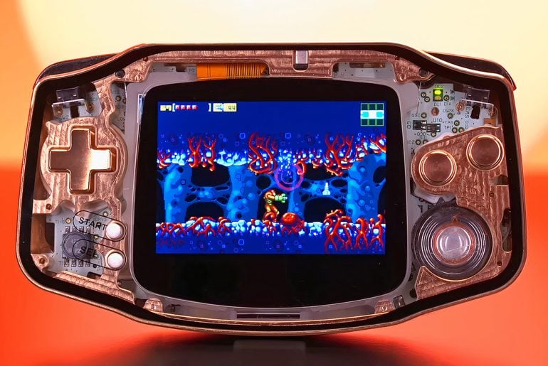 Game Boy Advance ganha versão premium em metal e vidro com kit de prsonalização