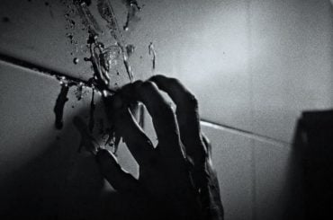 Heinz lança maionese preta de alho negro para o Halloween e transforma ketchup em terror gótico