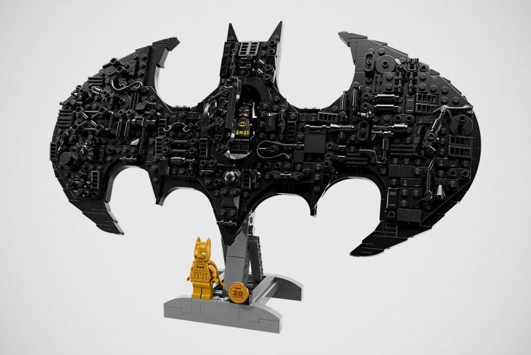 LEGO 20 Anos de Batman vem até com símbolo do morcego em peças