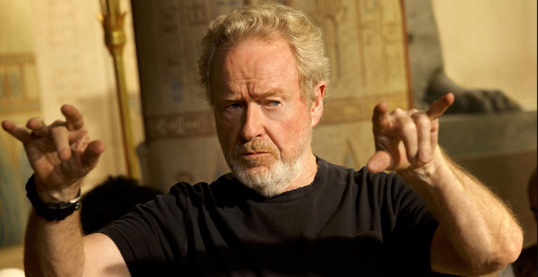 Ridley Scott revela que prefere ver seus próprios filmes a ‘afogar-se na mediocridade’ de Hollywood