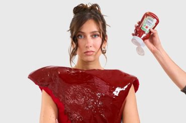 Heinz surpreende na semana de moda de Paris com ‘vestido de ketchup’ Heinz surpreende na semana de moda de Paris com ‘vestido de ketchup’