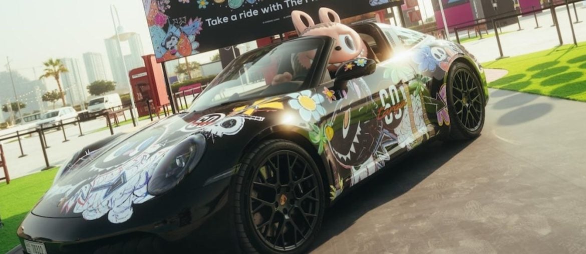 Porsche apresenta o inusitado 911 Targa do Labubu em parceria com a Pop Mart