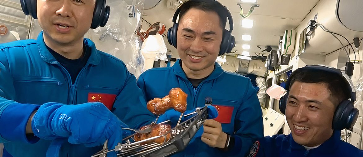 Astronautas chineses preparam asas de frango e bife no espaço, e o resultado parece delicioso